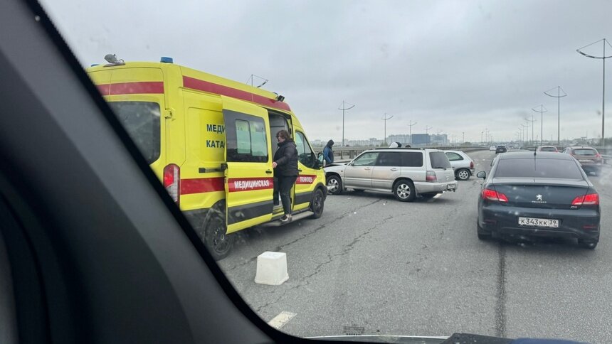 На Берлинском мосту произошло ДТП с участием двух авто (фото)    - Новости Калининграда | Фото: очевидец