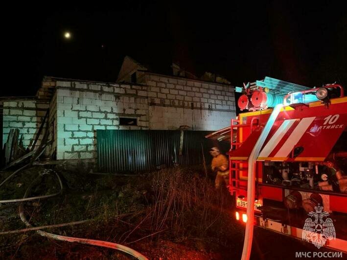 В Балтийске сотрудники МЧС потушили пожар площадью 100 «квадратов» (фото, видео)    - Новости Калининграда | Фото: пресс-служба МЧС региона