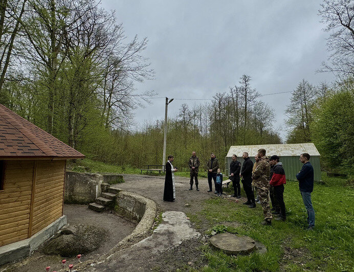 Под Калининградом восстановили и освятили сгоревшую 10 лет назад часовню у знаменитого родника (фото)   - Новости Калининграда | Фото: очевидец