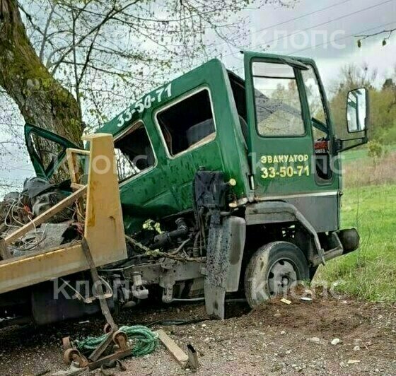 Эвакуатор врезался в дерево, его развернуло поперёк дороги | Фото: очевидец 