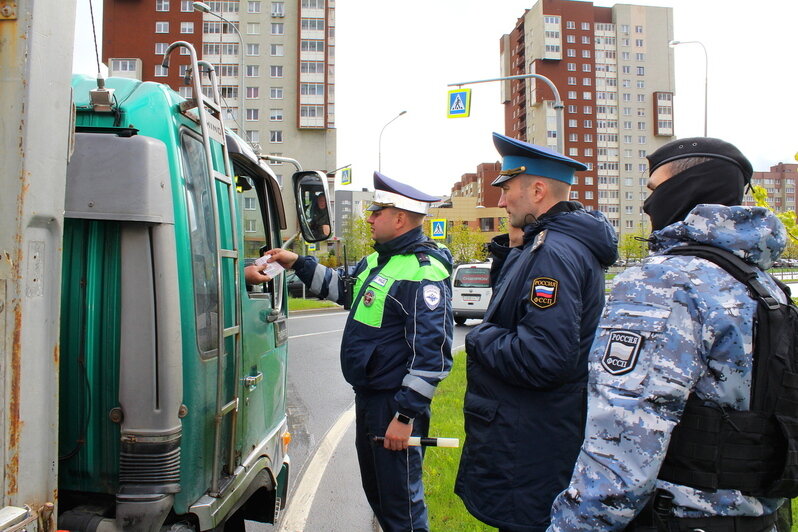 Четверым калининградцам, проезжавшим по кольцу на Сельме, пришлось спешиться и попрощаться с машинами    - Новости Калининграда | Фото: пресс-служба УФССП России по Калининградской области