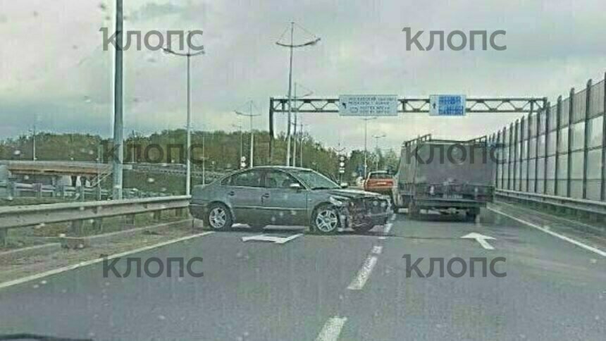 На Емельянова легковушка протаранила отбойник и перегородила половину дороги (фото)    - Новости Калининграда | Фото: очевидец