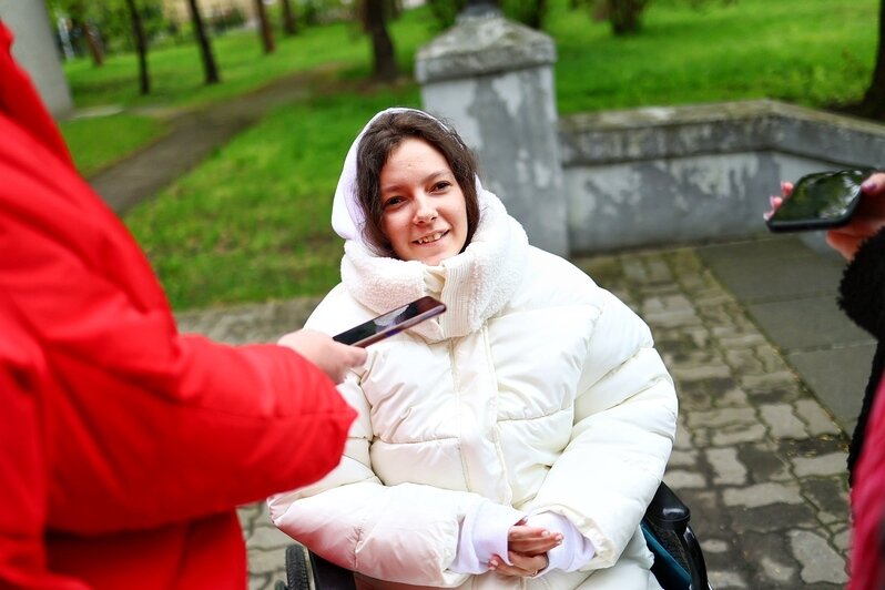 К зданию суда Диану принёс отец: на процесс по делу о ДТП у «Атлантики» приехала выжившая девочка и её семья (фото)    - Новости Калининграда | Фото: Александр Подгорчук / «Клопс»