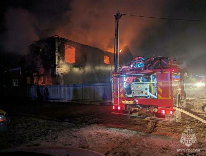 В Зеленоградском районе из горящего жилого дома эвакуировали 9 человек, включая троих детей (фото, видео)   - Новости Калининграда | Фото: пресс-служба МЧС региона