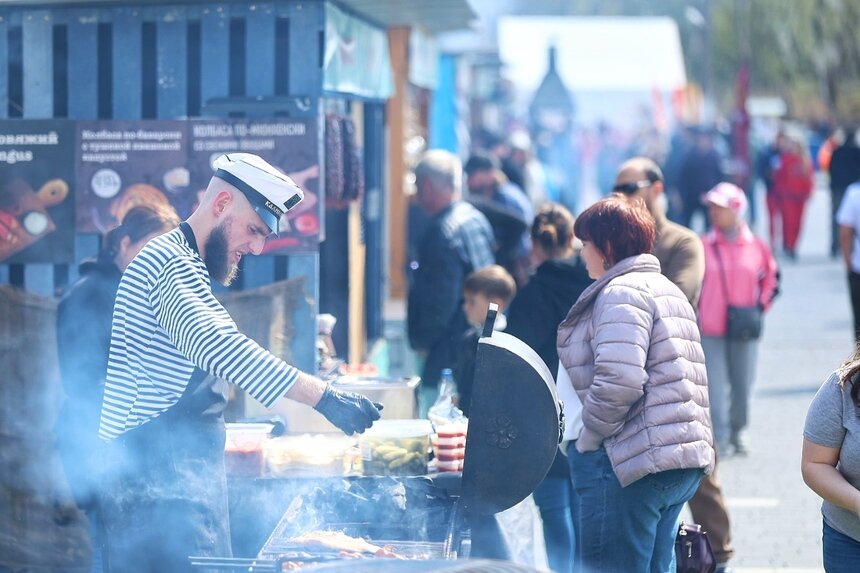 Фото дня: быстро, вкусно и с огоньком — в  Зеленоградске открылся «Фиштиваль» - Новости Калининграда | Фото: Александр Подгорчук / «Клопс»