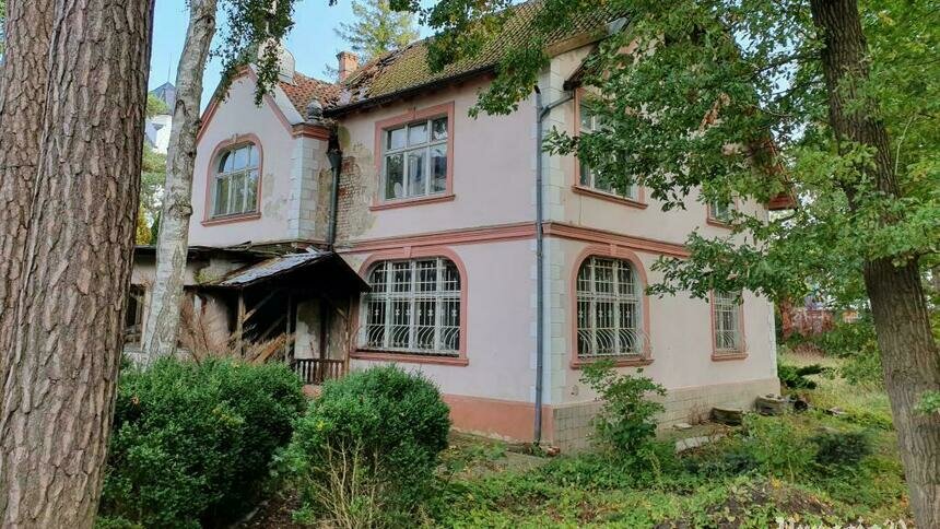Жители Светлогорска пожаловались на нового владельца виллы Поссекель, из-за которого крыша здания превратилась в решето  - Новости Калининграда | Фото: Prussia39.ru