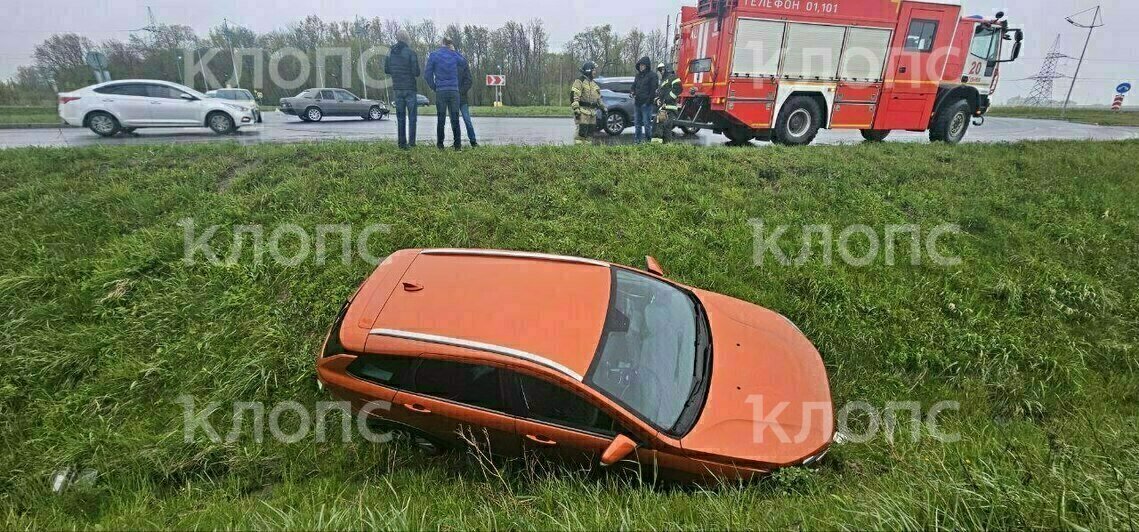 Оранжевая «Лада» от удара улетела в кювет | Фото: Никита