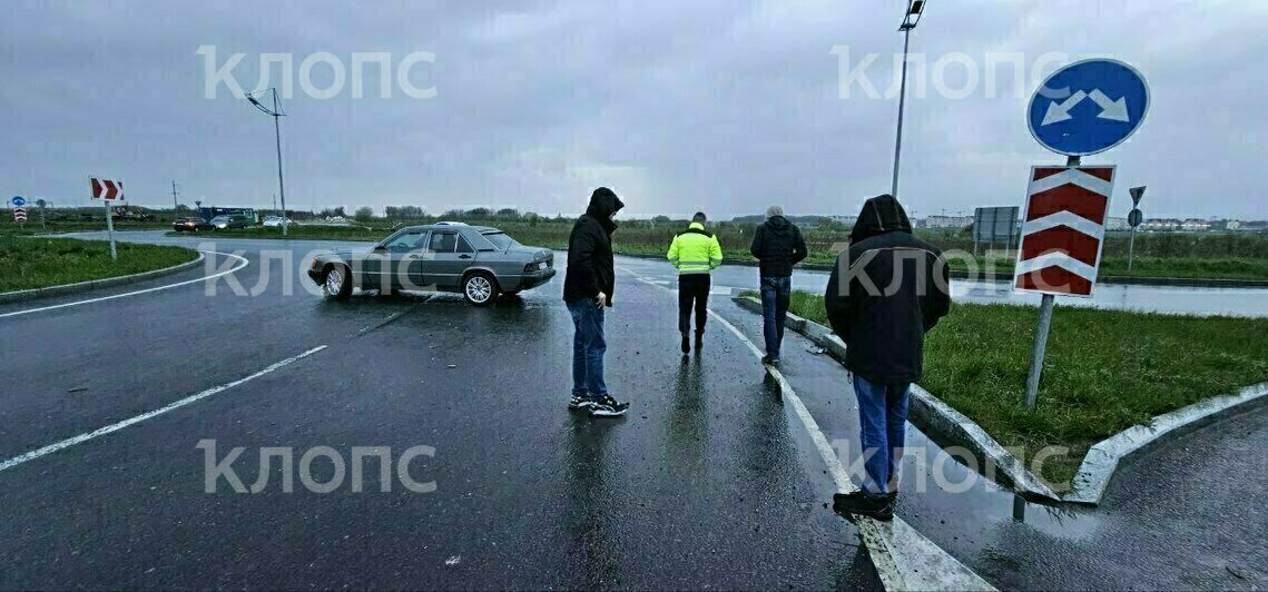 Оранжевая «Лада» от удара улетела в кювет | Фото: Никита