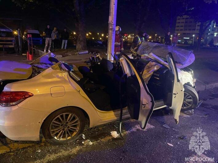 Въехавшего в столб у Дома Советов водителя удалось достать, только срезав у автомобиля крышу (фото) - Новости Калининграда | Фото: пресс-служба МЧС по Калининградской области