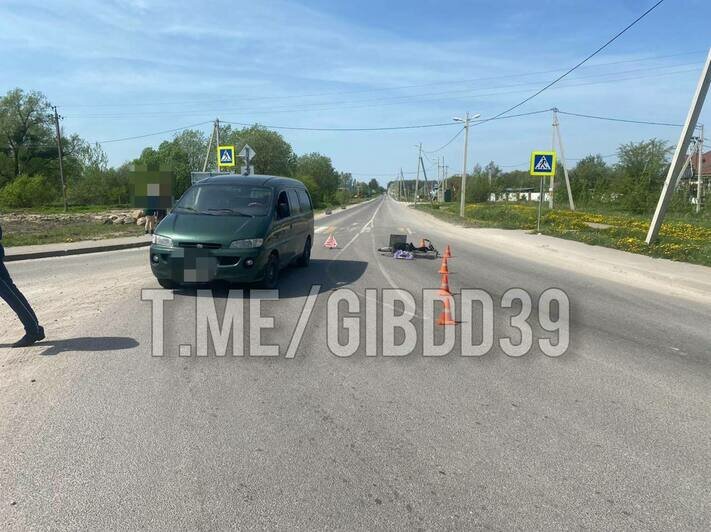 На трассе Калининград — Неман велосипед с мотором слишком круто заложил вираж и врезался в пропускавшую его машину (фото) - Новости Калининграда | Фото: ГИБДД Калининградской области