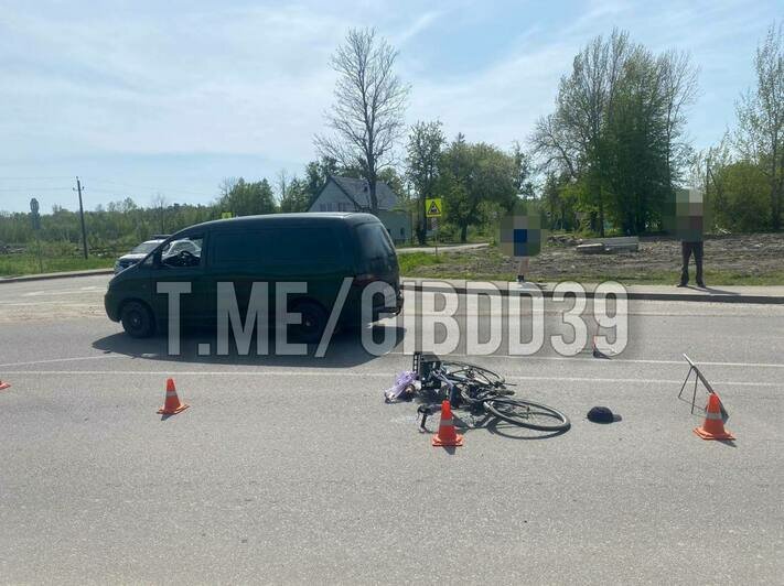 На трассе Калининград — Неман велосипед с мотором слишком круто заложил вираж и врезался в пропускавшую его машину (фото) - Новости Калининграда | Фото: ГИБДД Калининградской области