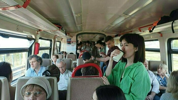 Переполненный вагон рельсобуса до Краснолесья. | Фото: очевидец