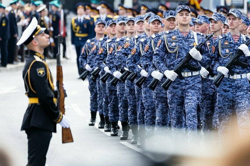 Стальная броня и обезоруживающие улыбки: в Калининграде прошёл военный парад (фоторепортаж) - Новости Калининграда | Фото: Александр Подгорчук / «Клопс»