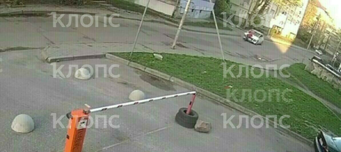 Женщина переходит дорогу, через мгновение оказывается под колёсами авто, водитель переезжает её | Скриншоты видеозаписи 