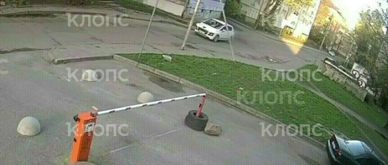 Женщина переходит дорогу, через мгновение оказывается под колёсами авто, водитель переезжает её | Скриншоты видеозаписи 