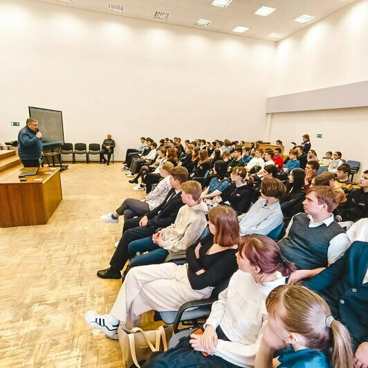 Урок мужества проекта «Первые в логове врага» в Светлогорском муниципалитете. Директор фонда «ИСТОК» Виктор Александрович Медведев рассказывает школьникам о проекте