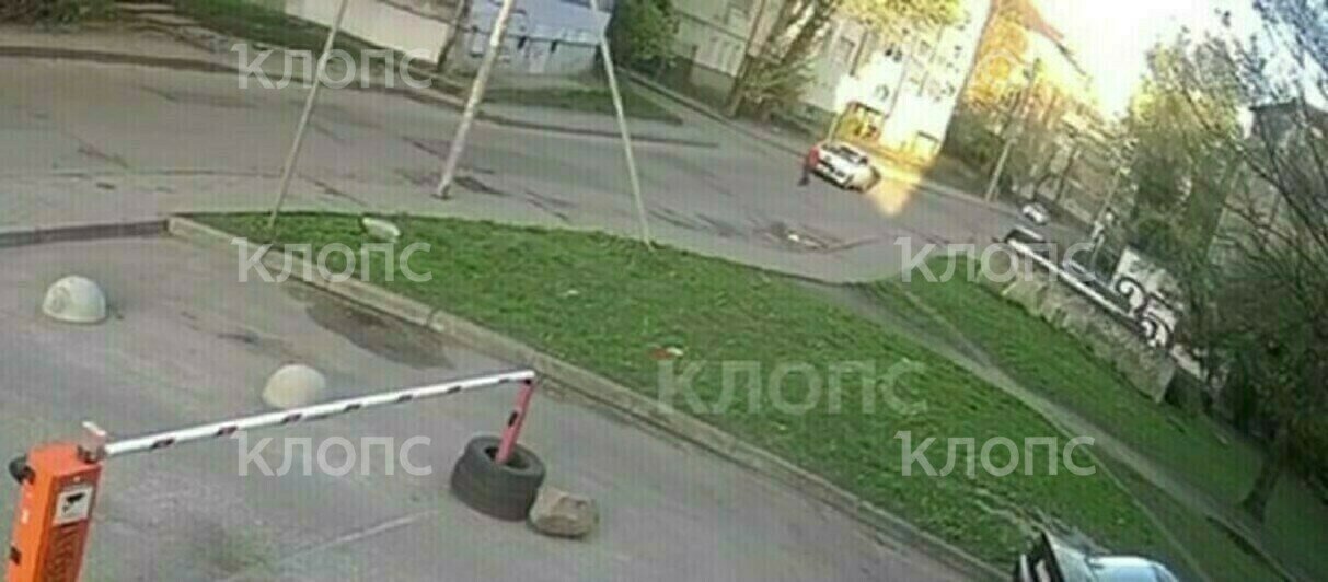 Женщина переходит дорогу, через мгновение оказывается под колёсами авто, водитель переезжает её | Скриншоты видеозаписи 