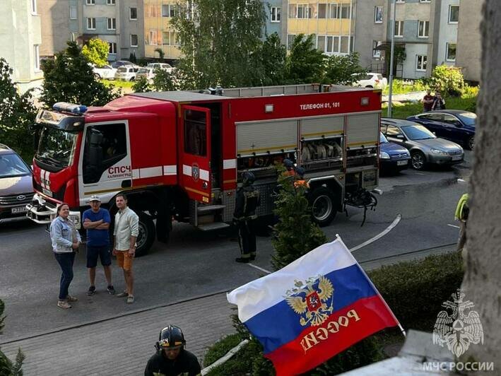 На Горького произошёл пожар в многоэтажке, одному жильцу понадобилась медпомощь (фото, видео)   - Новости Калининграда | Фото: пресс-служба МЧС региона