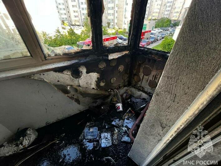 На Горького произошёл пожар в многоэтажке, одному жильцу понадобилась медпомощь (фото, видео)   - Новости Калининграда | Фото: пресс-служба МЧС региона