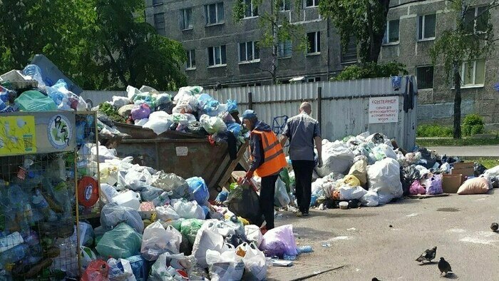 Мусорные россыпи на улице Бежецкой | Фото: Наталья Т.