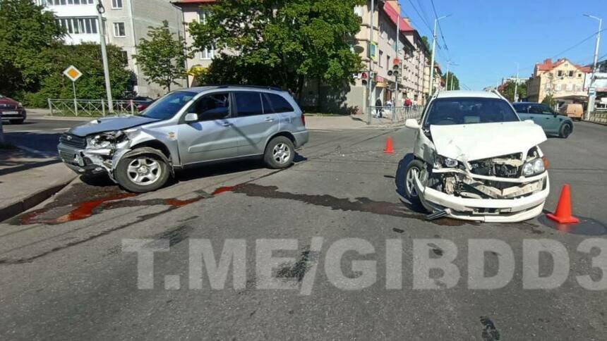 Алые лужи на асфальте: на Горького столкнулись две Toyota, есть пострадавшие - Новости Калининграда | Фото: ГИБДД региона