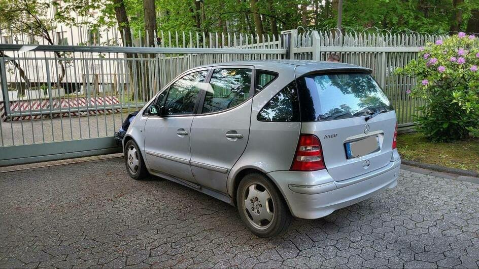 Пьяный немец пытался протаранить ворота российского консульства в Бонне (фото) - Новости Калининграда | Фото: телеграм-канал Генконсульства России в Бонне