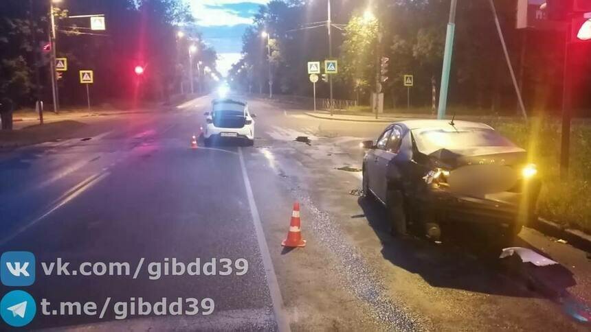 В Калининграде 22-летний парень въехал на автомобиле в машину, остановившуюся на светофоре  - Новости Калининграда | Фото: пресс-служба УМВД по Калининградской области