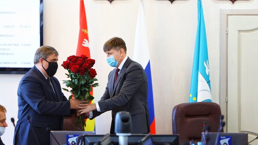 В горсовете предлагают заменить при поощрении заслуженных калининградцев цветы сувенирами - Новости Калининграда | Фото: Александр Подгорчук / Архив «Клопс»