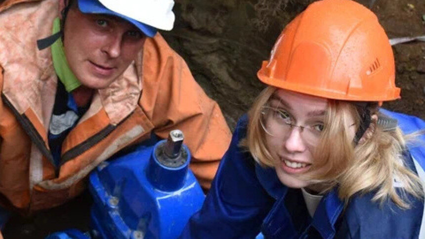 Корреспондент «Клопс» помогал в установки задвижки  | Фото: пресс-служба «Водоканала»