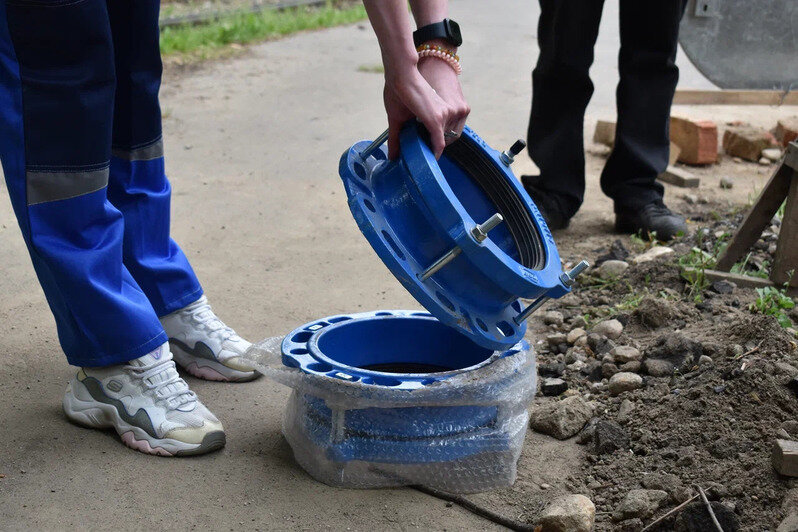 Корреспондент «Клопс» помогал в установки задвижки  | Фото: пресс-служба «Водоканала»