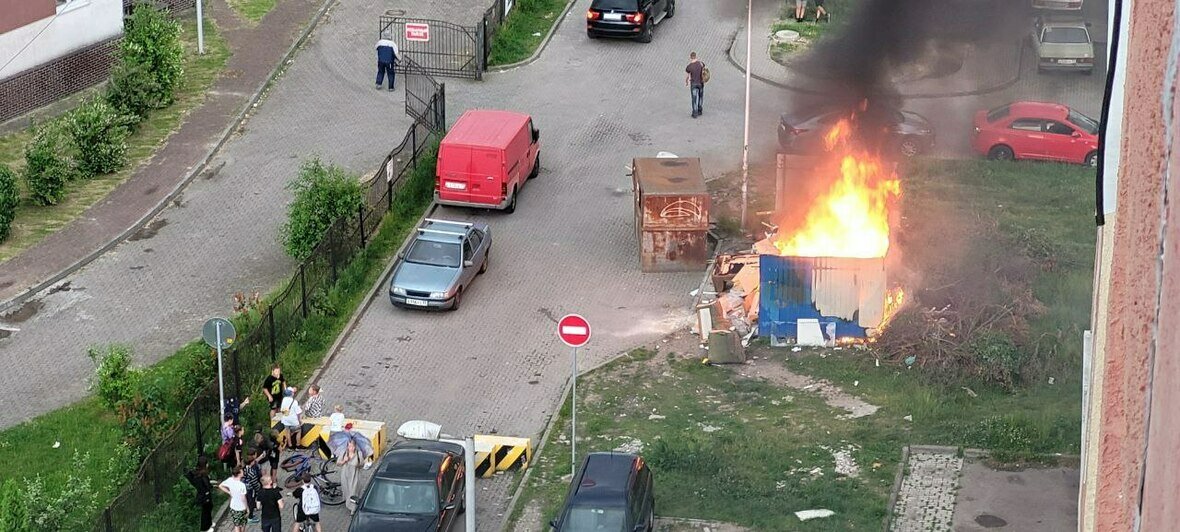 Загоревшаяся мусорка переполошила половину Сельмы: на место ЧП прибыли два наряда пожарных и скорая (фото) - Новости Калининграда | Фото очевидцев
