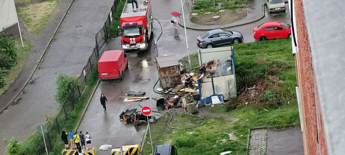 Загоревшаяся мусорка переполошила половину Сельмы: на место ЧП прибыли два наряда пожарных и скорая (фото) - Новости Калининграда | Фото очевидцев