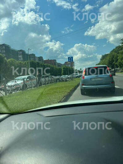 На Моспроспекте легковушка вылетела на разделительную полосу  - Новости Калининграда | Фото: очевидец