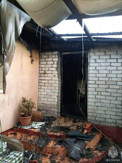 В Полесском районе загорелся жилой дом, пожарные эвакуировали два пропановых баллона (фото) - Новости Калининграда | Фото: пресс-служба МЧС региона