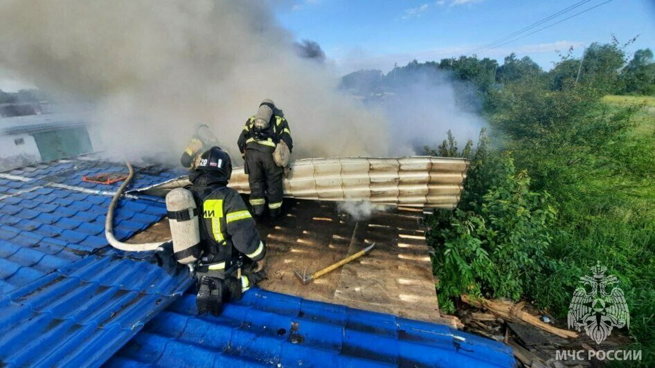 В Гурьевске выгорел один из боксов в группе пристроенных к друг другу гаражей (фото)  - Новости Калининграда | Фото: пресс-служба МЧС региона