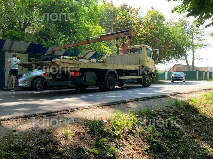 «Кандидатов полно»: в Зеленоградске массово эвакуируют автомобили на штрафстоянку (фото)     - Новости Калининграда | Фото: очевидец