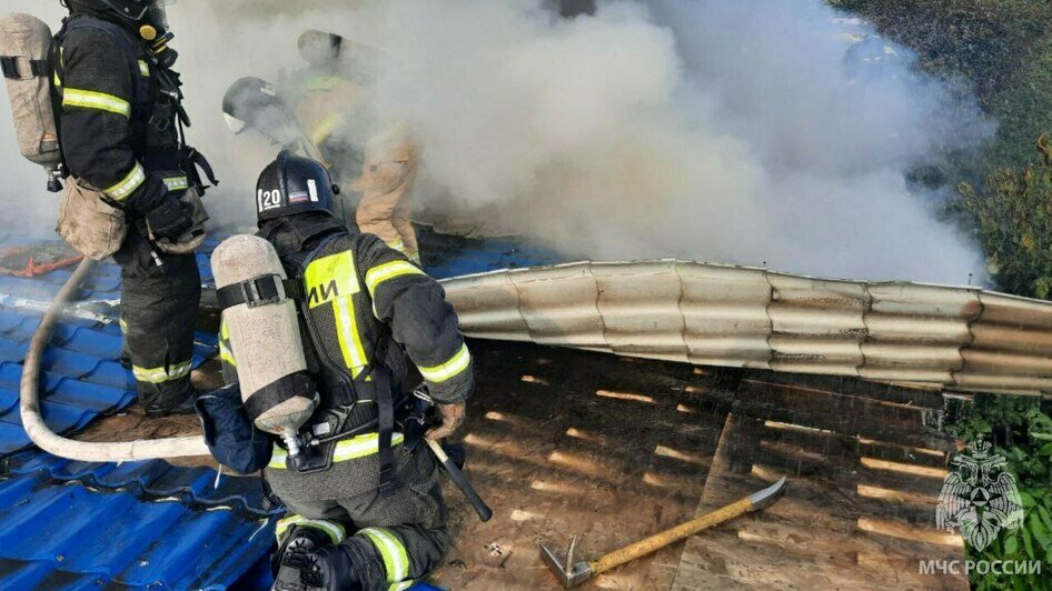 В Гурьевске выгорел один из боксов в группе пристроенных к друг другу гаражей (фото)  - Новости Калининграда | Фото: пресс-служба МЧС региона
