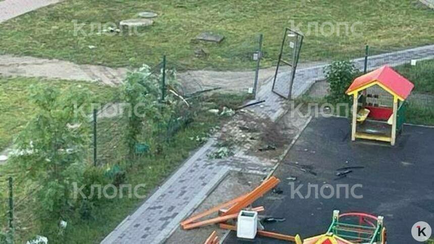 В Чкаловске пьяный водитель на побитой машине посреди ночи протаранил забор и разнёс детскую площадку — очевидцы - Новости Калининграда | Фото: очевидец