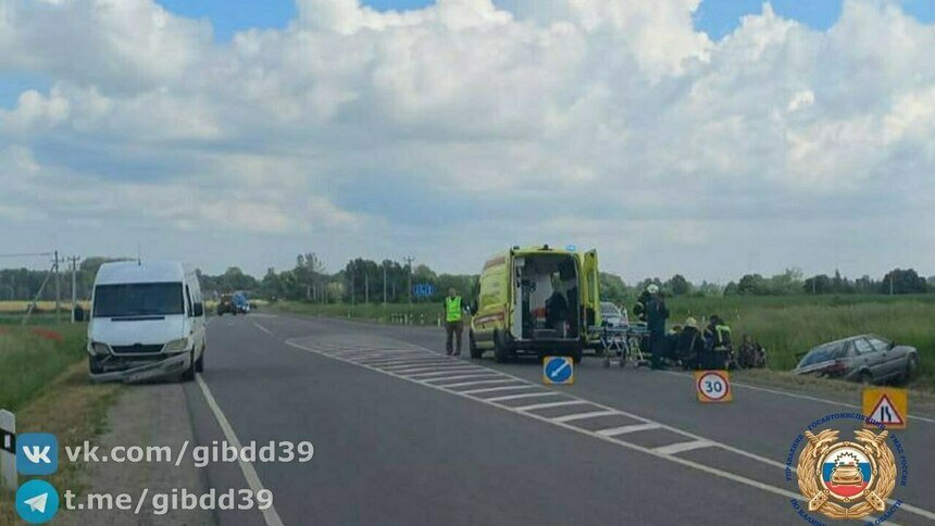 В Гурьевском районе микроавтобус влетел в легковушку и вытолкнул её в кювет - Новости Калининграда | Фото: ГАИ региона