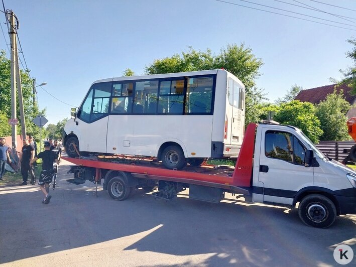 Угодившую в ДТП маршрутку на Айвазовского вытащили из кювета и погрузили на эвакуатор (фото) - Новости Калининграда | Фото Михаила Лаврукайтиса