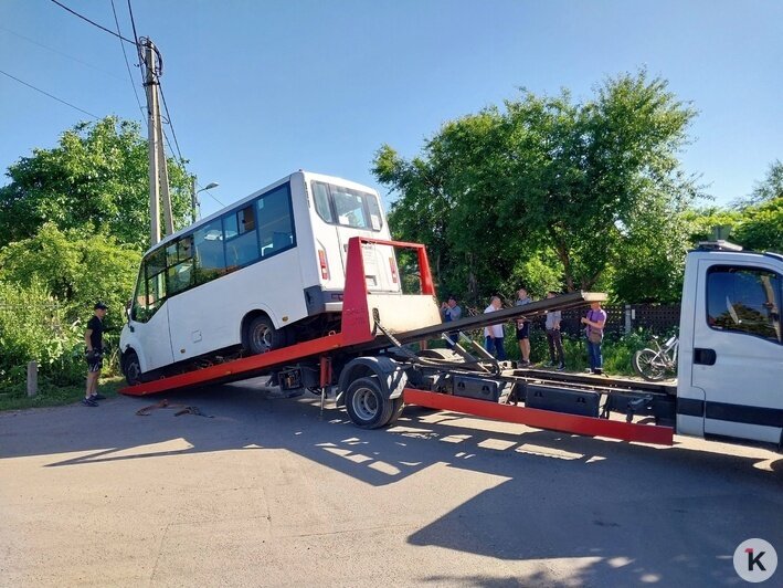 Угодившую в ДТП маршрутку на Айвазовского вытащили из кювета и погрузили на эвакуатор (фото) - Новости Калининграда | Фото Михаила Лаврукайтиса