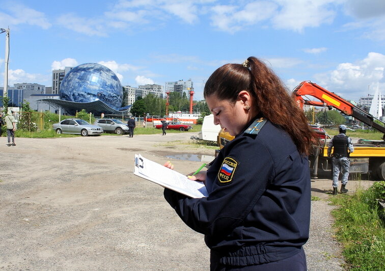 Участок на Портовой, где снесли незаконную парковку, попросил вернуть Музей янтаря  - Новости Калининграда | Фото: пресс-служба УФССП России по Калининградской области