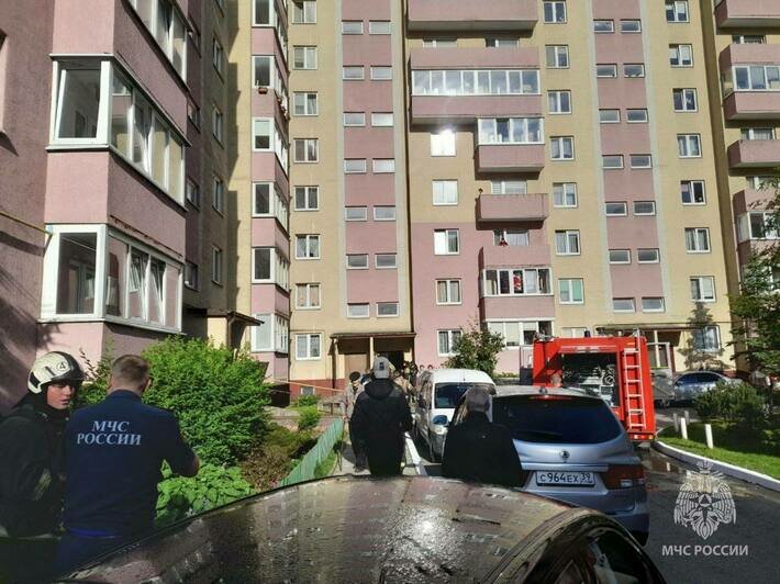 Тушение пожара на улице Ульяны Громовой | Фото: пресс-служба МЧС России по Калининградской области