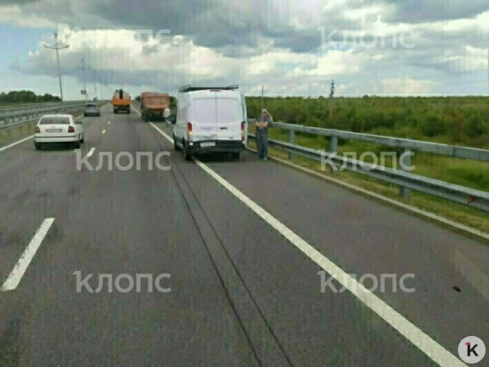 На Приморском кольце после поворота на Храброво произошла авария с фурой и микроавтобусом (фото) - Новости Калининграда | Фото: «Клопс»