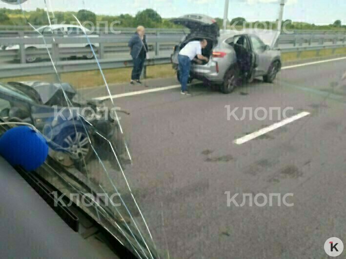 На Приморском кольце после поворота на Храброво произошла авария с фурой и микроавтобусом (фото) - Новости Калининграда | Фото: «Клопс»