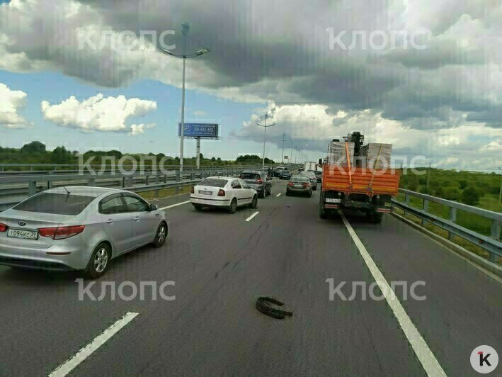 На Приморском кольце после поворота на Храброво произошла авария с фурой и микроавтобусом (фото) - Новости Калининграда | Фото: «Клопс»