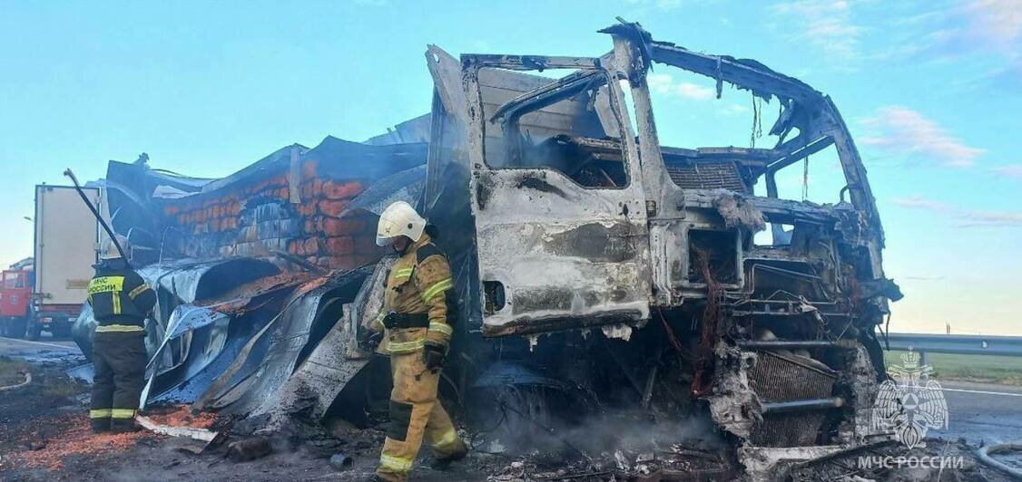 В МЧС назвали причину возгорания фуры под Гвардейском (фото)  - Новости Калининграда | Фото: пресс-служба МЧС региона