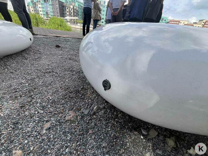 В новом сквере у моста Высокого установили скамейки с подогревом и беспроводными зарядками для телефонов - Новости Калининграда | Фото: «Клопс»