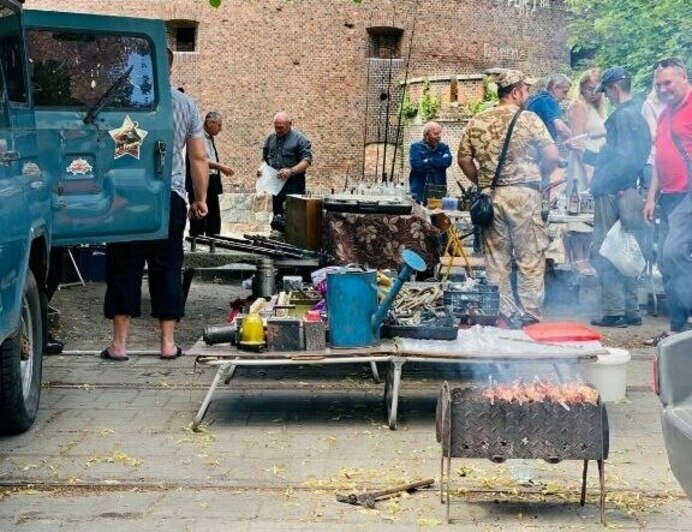 На месте заброшенных трамвайных путей на Пролетарской установили бетонные блоки - Новости Калининграда