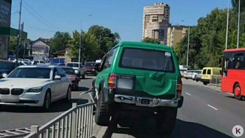На Гагарина зелёный внедорожник протаранил забор и собрал пробку - Новости Калининграда | Фото: очевидец